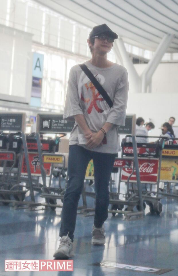 目深にかぶった帽子とメガネで変装していた本郷は、周囲にもあまりバレていなかった