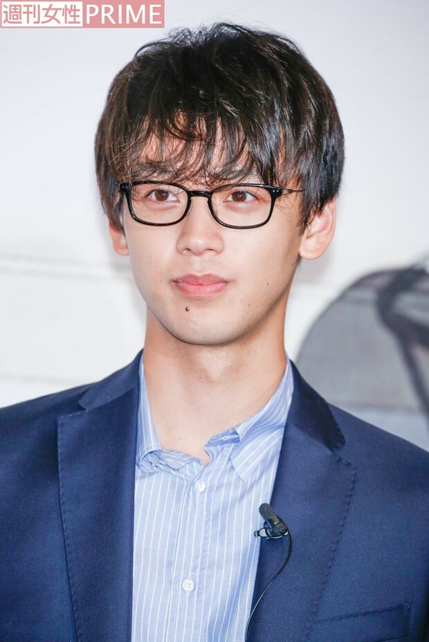 竹内涼真（25）　初主演映画『センセイ君主』で眼鏡教師姿を披露。「スクエアタイプの黒縁はシャープになりやすいですが、前髪を下ろし、くせ毛風の髪型で全体的に優しい雰囲気に。ジャケットを濃いめの色にしたことでトータルバランスもOK」