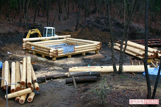 2007年3月から丸太小屋造りを開始。重量4トンのユンボ、その名も「鉄人」で丸太を吊って積み上げた