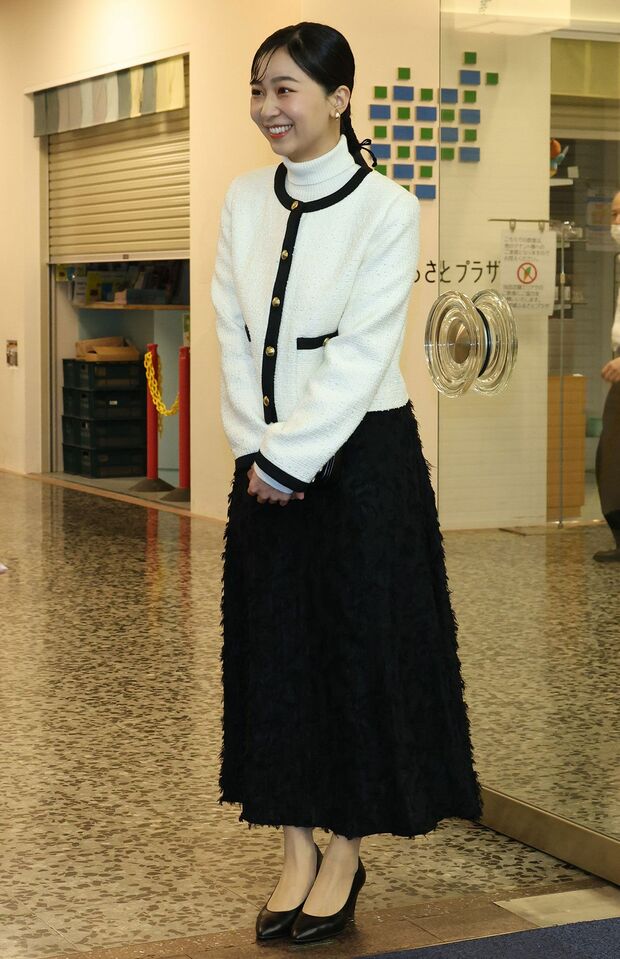 「第57回なるほど展」を視察された佳子さま。白いジャケットと黒のスカートでスマートに