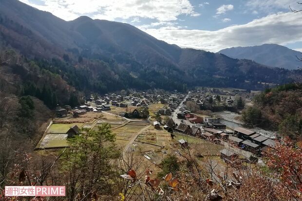 白川郷のある白川村は山々に囲まれている