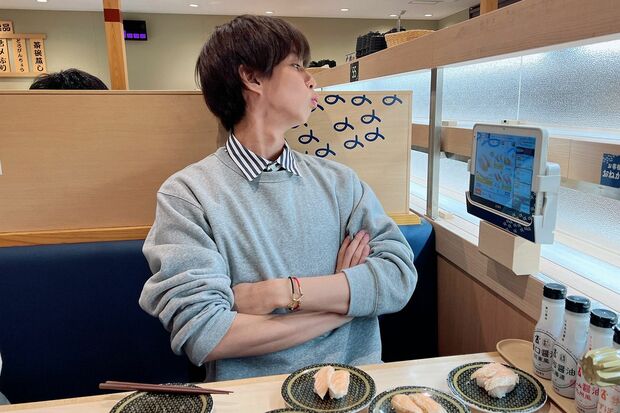 回転寿司店で周囲を監視するはじめしゃちょー（公式ツイッターより）