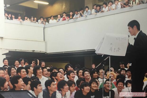 桐朋高校の文化祭では、コンビでネタをやる先輩たちが多かったのに対し、1人で舞台に立つ楽しさに目覚める