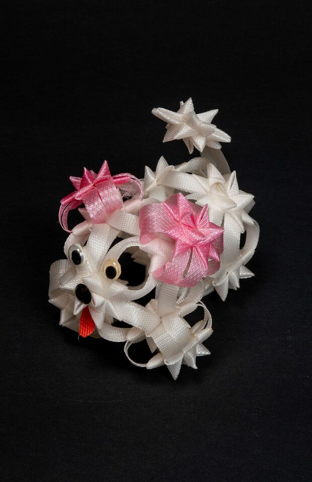 【PPバンド犬（作者不詳）】都築さんがおかんアートに最初に衝撃を受けたのがこの結束バンドで作った犬。かわいいけれど、なぜこれで犬を……そのインパクトから、森山直太朗のアルバムのジャケットにも使われたほど　撮影／都築響一