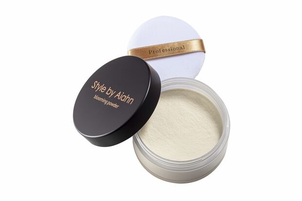 スタイル　バイ　アイアン　ブルーシングパウダー。韓国のアイドルや俳優らが愛用しているブランドのフェイスパウダー（ラオックス株式会社提供）