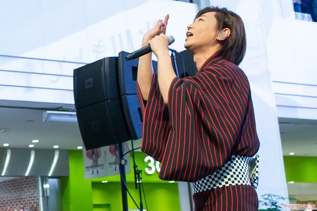 1階から4階まで360度、人･人･人。「みなさん花粉症で外に出られないんじゃないかと心配でしたが、こんなにたくさんお越しいただき、本当にありがとうございます！」　氷川きよし　撮影／廣瀬靖士