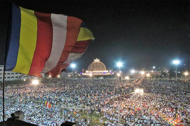 仏教旗がはためく夜の改宗広場。インド全土から仏教徒や改宗希望者がやってきて、多くの人が会場で寝泊まりする　撮影／白石あづさ