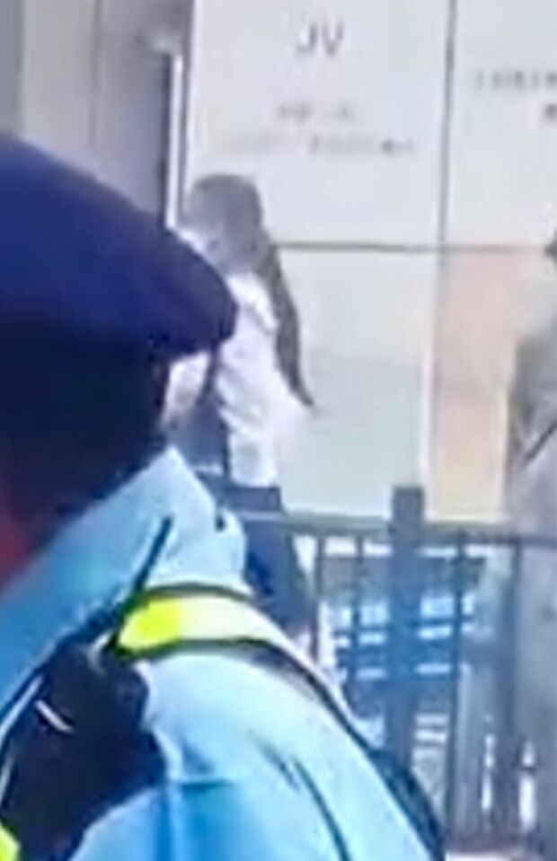 安倍元首相銃撃事件の現場。二発目の銃声が鳴る直前の女子高生の姿。その後、混乱に巻き込まれる（目撃者提供）