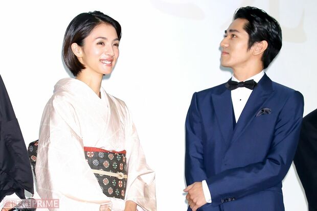 2017年公開の映画『海辺の生と死』完成披露上映会に出席した満島ひかりと永山絢斗