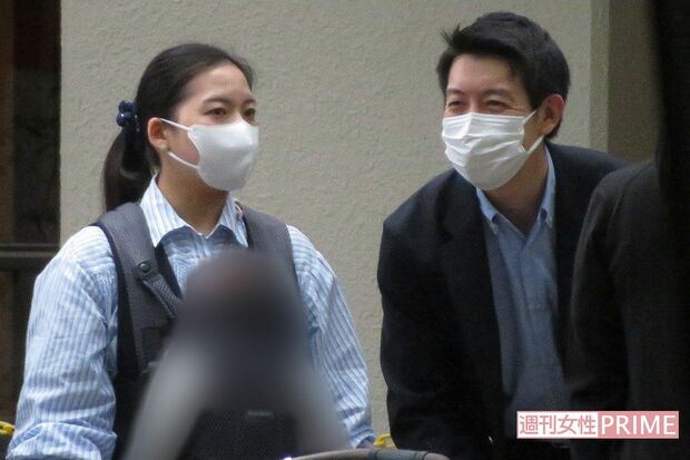 家族4人で『オール学習院の集い』を巡った守谷絢子さんと夫の慧さん（4月16日）