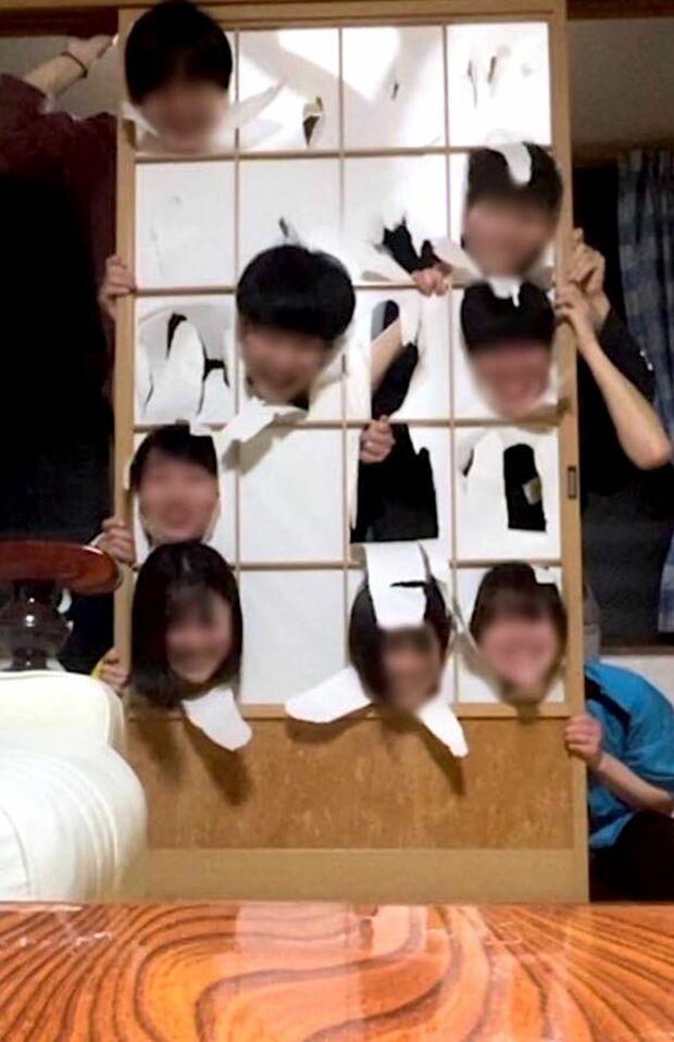 旅館の障子はボコボコに穴を空けられ、若い男女が満面の笑みで穴から顔を出している（Xより）