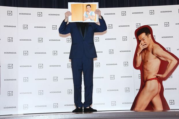 お気に入りカットをみせる田原俊彦