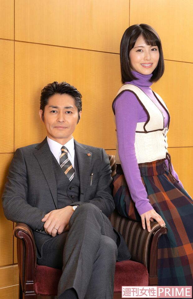 (写真左から)安田顕、浜辺美波　撮影／佐藤靖彦