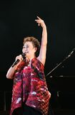 ステージに現れた加藤は、圧巻の歌声を響かせた。そして笑顔で「今日は“一緒に歌ってね”って言っちゃいけないって言われてるんです(笑)」撮影/山本倫子