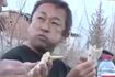 食糧が行き届かない被災地トルコで、食事を楽しむガーシー議員（FNNプライムオンラインより）