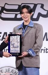 『第41回ベストジーニスト2024』の「一般選出部門」を受賞したSnow Manの目黒蓮