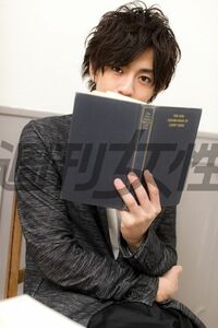 編集者役を演じる三浦翔平「1冊2時間、1日3冊は読めます」