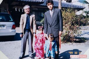 つらかった時期に助けてくれた実父（左）。夫（右）、子どもたちと