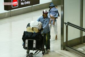 2004年4月、ハワイから帰国した木村拓哉と工藤静香