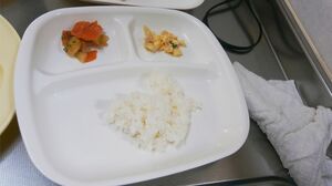 少なすぎる給食。冷凍保存した残りものが使われることもあった