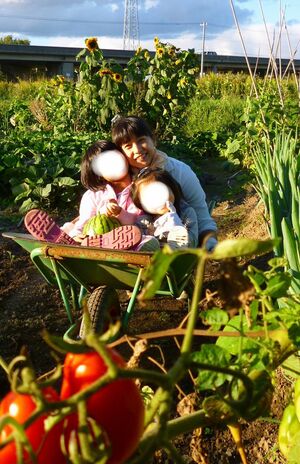 子どもたちと家庭菜園。四季折々でいろんな種類の野菜を育てているという千堂あきほ