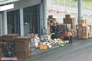関西国際空港に届いた荷物を投げて、乱雑に仕分けをしていた( 3/4 SNSより)