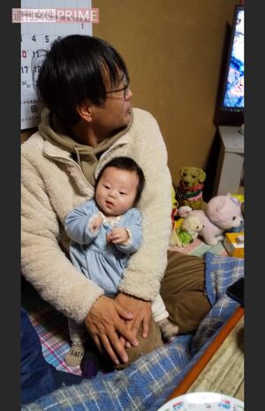 祖父・塚越正宏さんに抱かれる湊斗くん（遺族提供）