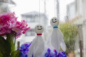 日本で全国的にてるてる坊主の習慣が伝わったのは江戸時代といわれており、だるまのように、晴れたときに初めて両目を描いたそう　※画像はイメージです