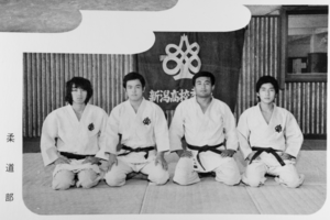 新潟高校時代、柔道部のメンバーと（写真左端）。長髪を理由に高校最後の地区大会には出してもらえなかったという
