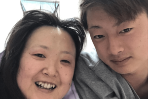 できたはずのことができないと落ち込むしのぶさんに、自然に寄り添い見守った蓮さん（右）。母親のため、進学を断念することも考えた