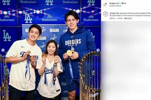 ドジャースvsロッキーズ戦の始球式に登場し、佐々木朗希と記念撮影した“りくりゅうペア”こと三浦璃来と木原龍一(ドジャースの公式インスタグラムより)