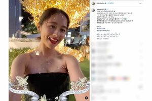 美しいデコルテが露わになったドレスに身を包む堀田真由（本人のインスタグラムより）