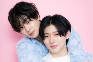 前田大輔（後方）と西山智樹　撮影/矢島泰輔、スタイリング/大野紗也、衣装協力/（株）アンティローザ（https://auntierosa.com/）