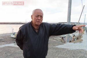 漁港前で近況を話す嶋田政雄さん＝千葉・館山市