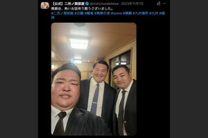 笑顔を寄せる二所ノ関親方、宮城野親方、元鶴竜こと音羽山親方（二所ノ関部屋公式Xより）