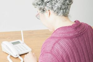 シニア女性が詐欺集団の標的に（イメージ画像）