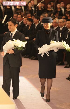 '10年1月、当時皇太子ご夫妻だった両陛下は阪神・淡路大震災から15年の追悼式典に出席され、祭壇に献花された