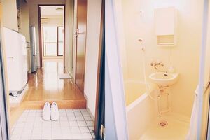 【写真】玄関には今日はいていく靴だけ（左）。ラックは置かない。リンスもない。液体の石けんで全身を洗う（右）。