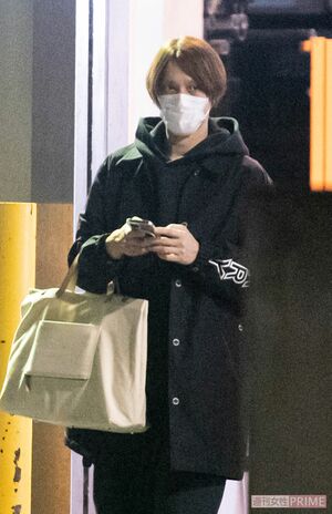 昨年12月下旬、舞台稽古を終えて帰路につく村田。隣にいた男性と談笑していた