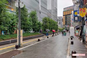 新宿東宝ビル周辺、通称“トー横”にたむろする若者たち。彼らは“トー横キッズ”と呼ばれている