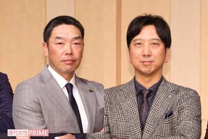 巨人の阿部慎之助監督(左)と阪神の藤川球児監督