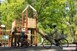 使用禁止のテープが巻かれている公園の遊具。子どもたちの活気が戻ることができれば