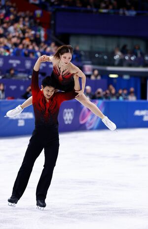 リフトでバランスを崩してしまった“りくりゅう”三浦璃来（上）、木原龍一　撮影／JMPA