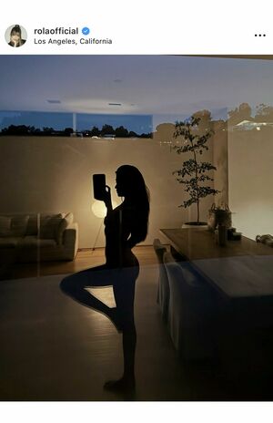 「ただの露出狂」と指摘されてしまったローラの投稿（本人インスタグラムより）