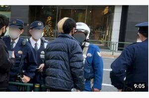 警察に囲まれるヒカルの写真はSNS上で拡散されつつあったという（ヒカルYouTubチャンネルのサムネイルより引用）