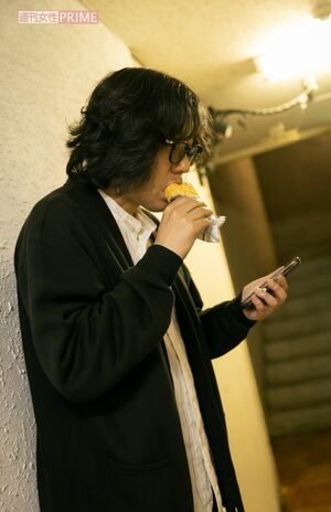 燃え殻『有名になってどうするの？』より　電話越しで一緒に食べた深夜のチョコモナカジャンボ　撮影／矢島泰輔