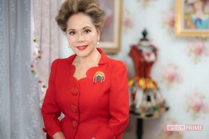 「デコルテまでが顔」という極意を体現すべく、胸元が開いた真っ赤なスーツで臨んだ