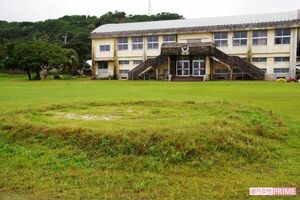 彩豪さんがインスピレーションを受けた旧小野津小にある土俵。現在は草が生えているが、祭りなどのイベントでは土俵を囲うことも（撮影協力／吉内夏美さん）