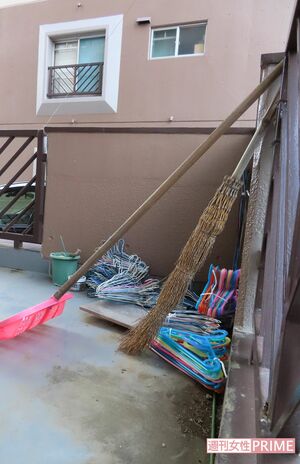 容疑者宅ベランダには竹ぼうきが。ヒデさんはこれで夫を叩いたのか