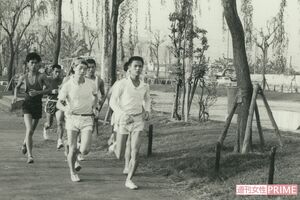 1971年、オニツカ陸上部の同僚と練習に励んだ。先頭の右が三村さん